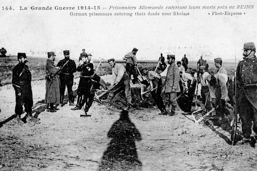 Prisonniers allemands enterrant leurs morts près de Reims